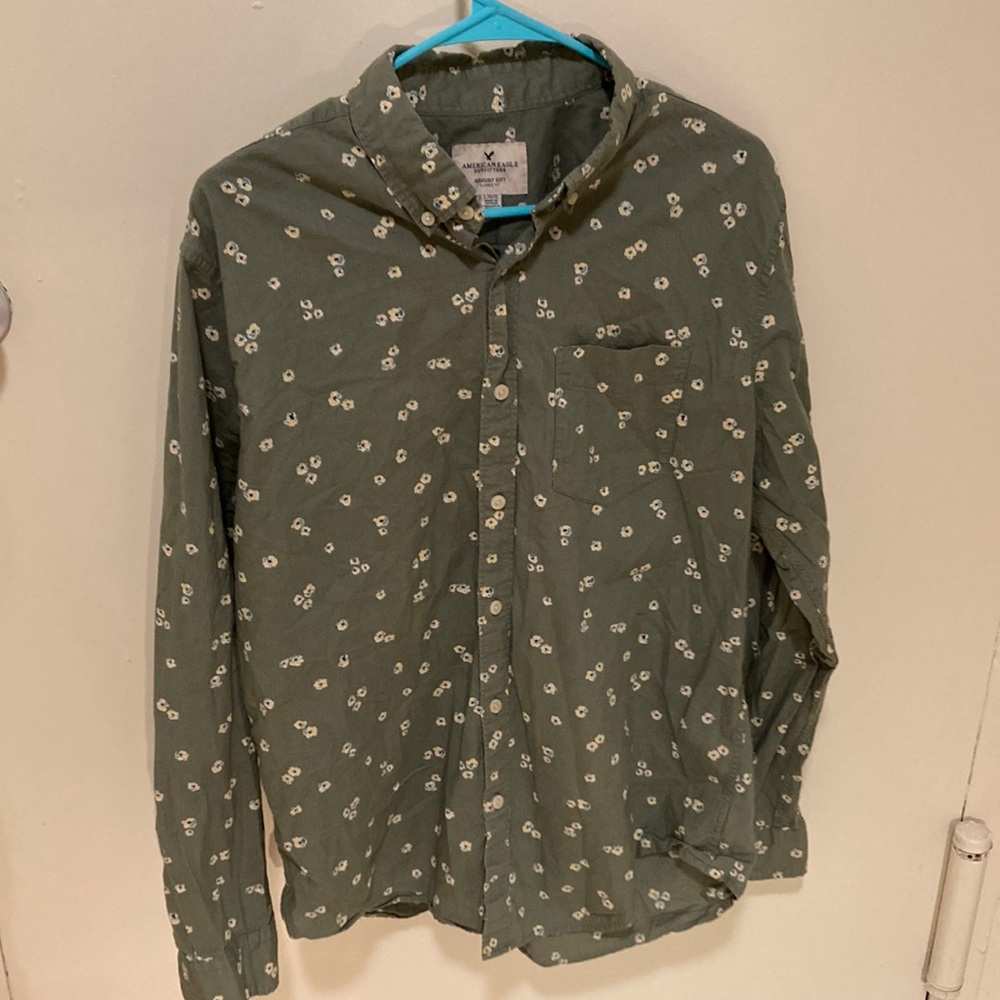 American Eagle Soft Classic Fit Button Down Size L in Moss Green Floral Print